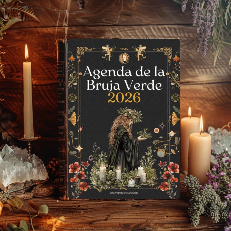 Carátula de la Agenda de la Bruja Verde colocada en un altar de madera con hierbas y velas. 
