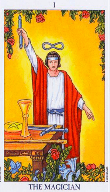 Carta El Mago del tarot Rider-Waite mostrando a un hombre parado delante de su mesa con los elementos con uno de los brazos levantados hacia el cielo y el otro hacia el suelo. 