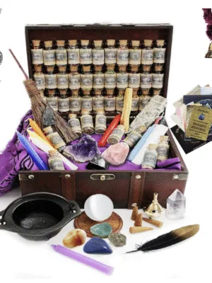 El kit dentro de una maleta mostrando lo que trae en su interior, frascos, hierbas, cristales, velas, sobre fondo blanco.