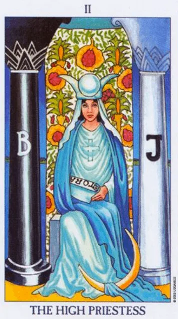 Carta El Mago del tarot Rider-Waite mostrando a un hombre parado delante de su mesa con los elementos con uno de los brazos levantados hacia el cielo y el otro hacia el suelo. 
