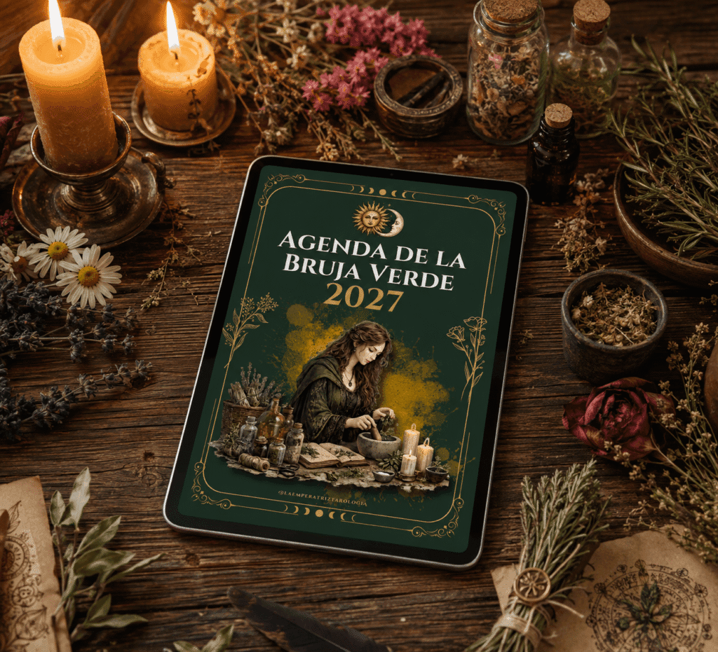 Mockup de la Agenda de la Bruja Verde 2027 abierta en un iPad sobre una mesa de madera con velas encendidas, hierbas, flores secas y frascos botánicos inspirados en rituales y brujería verde.